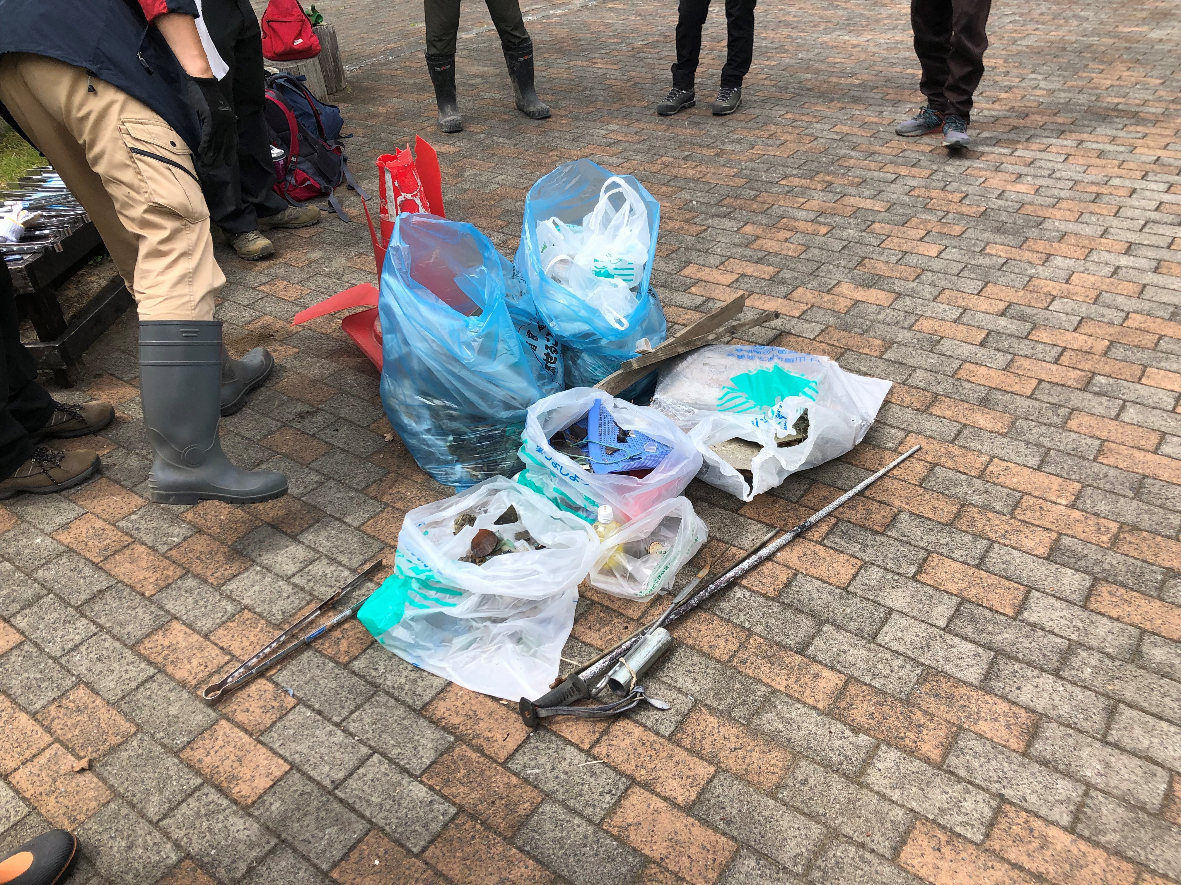 石の下に隠されていたゴミ