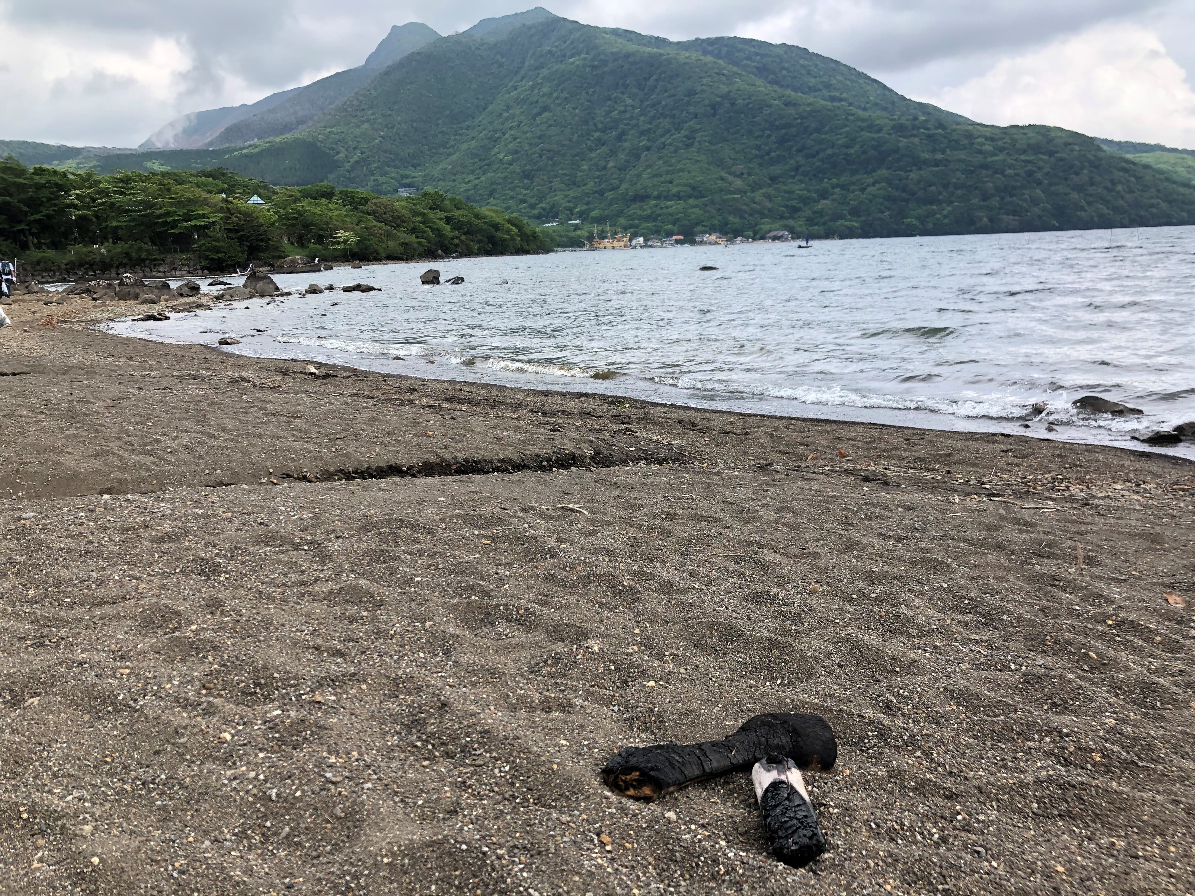 芦ノ湖畔の焚き火跡