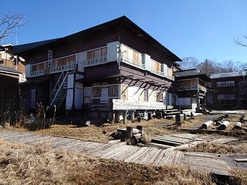 冬囲いの終わった山小屋