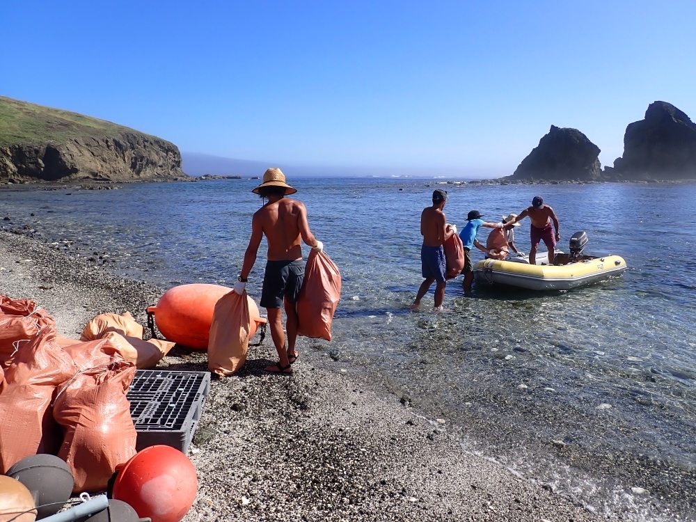 大浜にて海ごみをゴムボートへ積み込んでいる最中