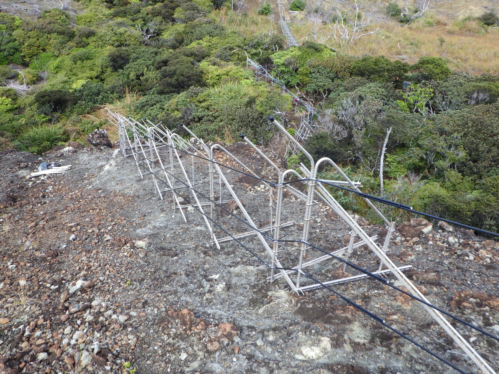 支柱とポールがついたようす
