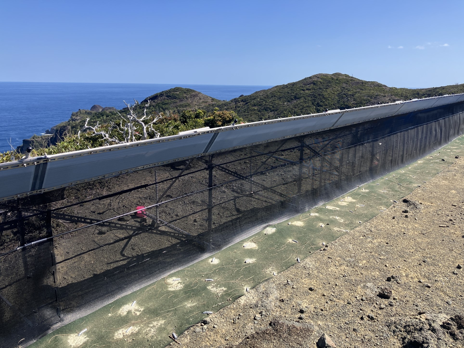 ネットの上にパネルがついた様子