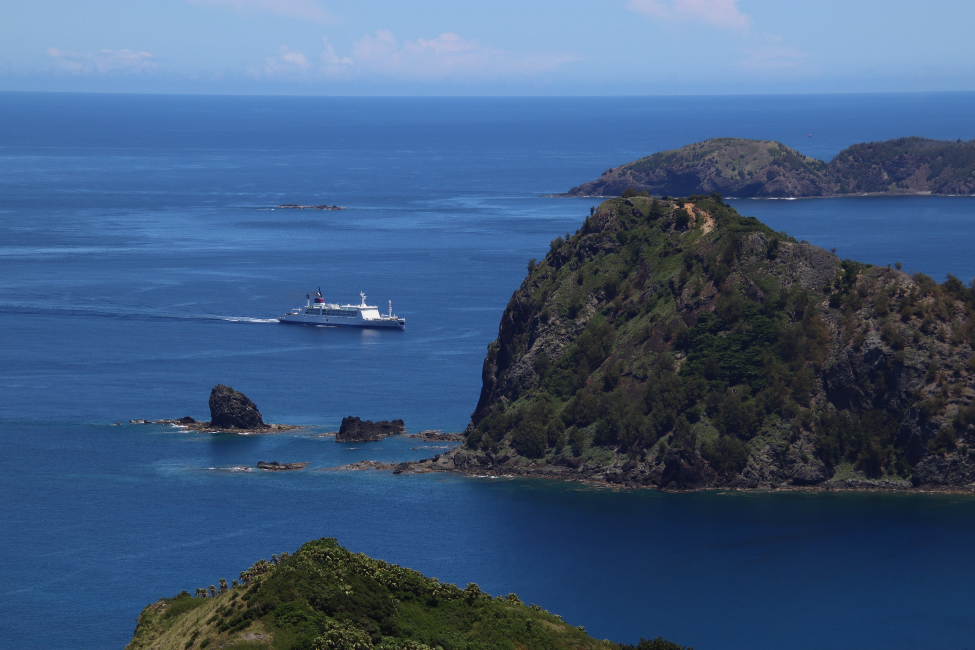 野羊山沖を航行するおがさわら丸