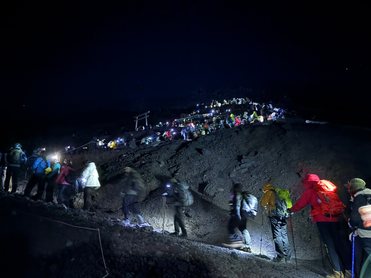 御来光を見るために山頂を目指す登山者。無理な追い越しはせず、ゆっくり行きましょう！　