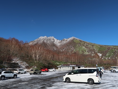 朝日岳冠雪
