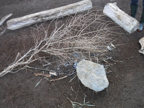  ▲たき火跡　流木をベンチにしたのでしょうか　