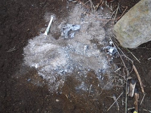 ▲灰や燃やした缶、放置されていたゴミ　