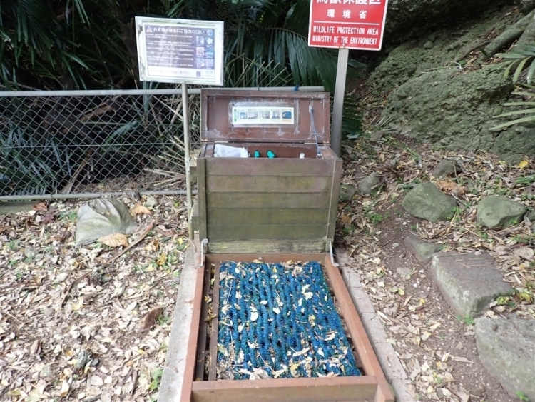 登山口に置かれた外来種除去装置