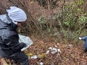 ▲ゴミを拾うには時間も体力も使います…　