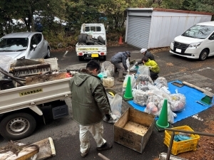  ▲回収されたゴミは仕分けをして環境センターへ　