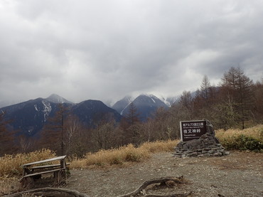 雪が残りガスがかかる白峰三山