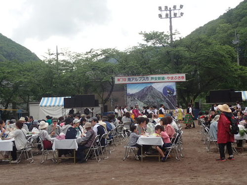 たくさんの人で賑わう会場