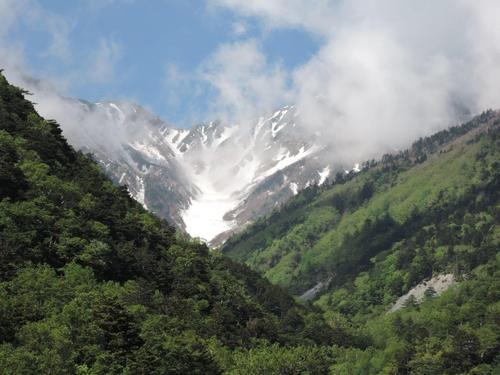 まだ雪が残る北岳