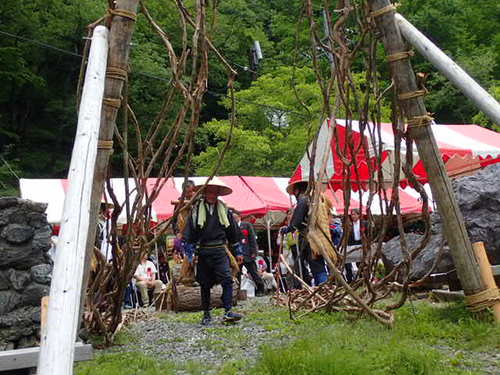 蔓払いの儀式によって払われた蔓の門