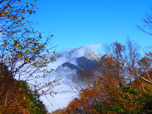 ガスの切れ間から顔を出す甲斐駒ヶ岳