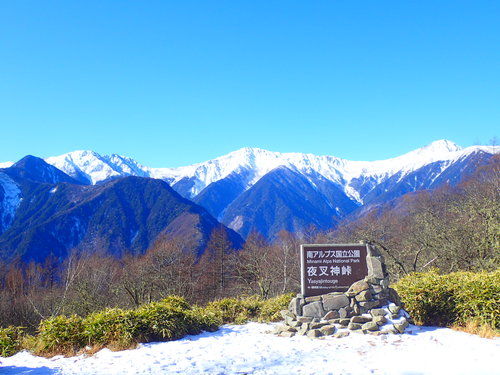 雪で白く染まった白峰三山