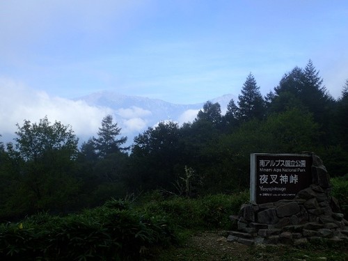 夏の夜叉神峠のようす