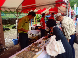 焼印コースターの作成の説明をする小池自然保護官