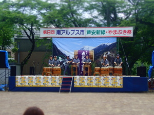 迫力満点！夜叉神太鼓の演奏