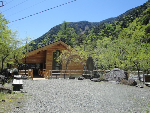 石碑が建てられている広場