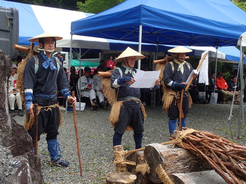 開山祈願のことばを述べる山案内人
