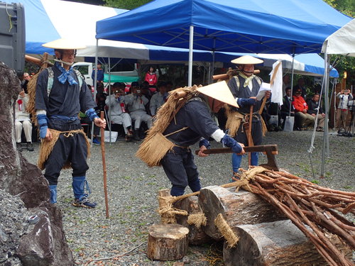 蔓の門を斧で切るようす