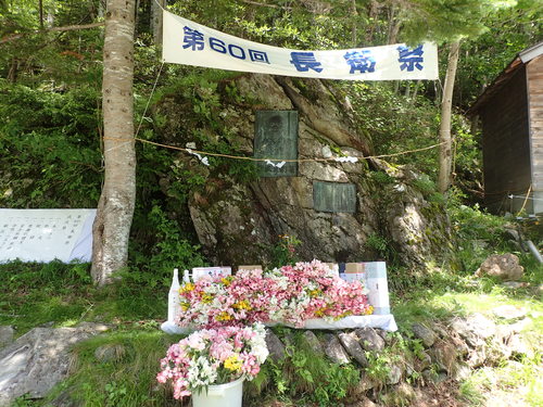 献花が贈られた長衛翁レリーフ前