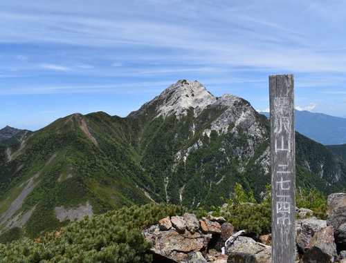 栗沢山頂上から見る甲斐駒ヶ岳