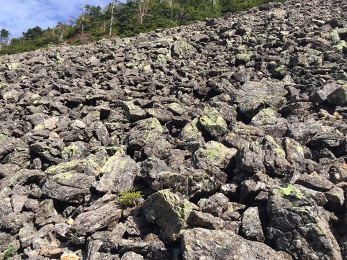 仙水峠下にある無数の岩