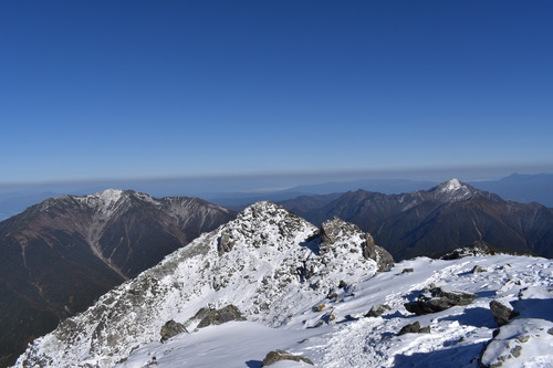 うっすら白くなっている仙丈ヶ岳と甲斐駒ヶ岳