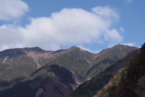 広河原から見たアサヨ峰方面（真ん中のとんがり）