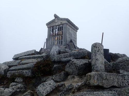 山頂にある祠
