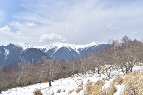 雪で白く染まる白峰三山