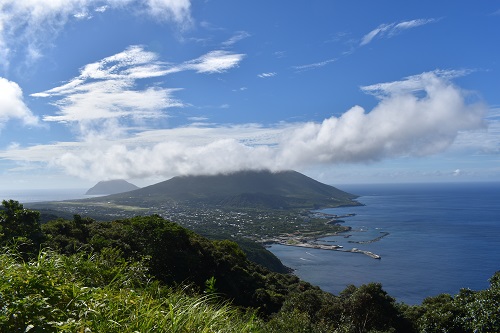 登龍園地から見渡せる八丈島中心部、八丈富士、八丈小島の景色