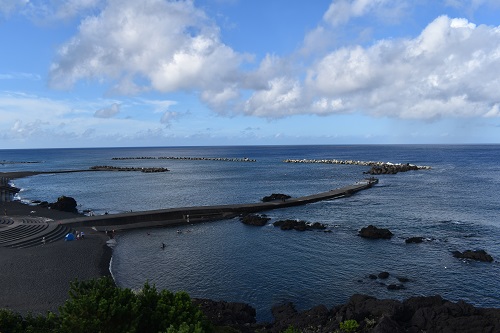 底土海水浴場の景色。海岸には砂浜があり、海へ入りやすい。