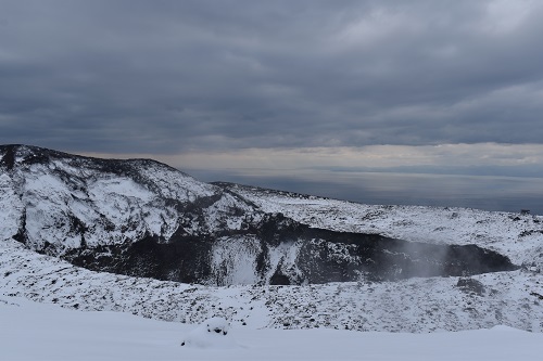 お鉢巡りコース東側から眺めた中央火口（右側手前の白いもやは湯気）