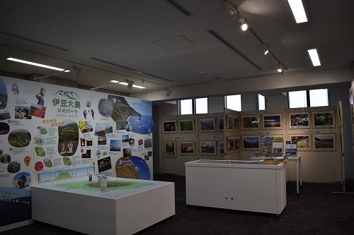 大島岡田港船客待合所2階のジオステーションおかた港の様子