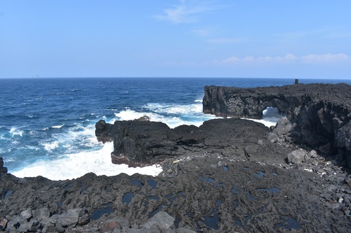 今崎海岸の海食洞