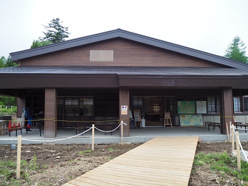正面から見た新ビジターセンター