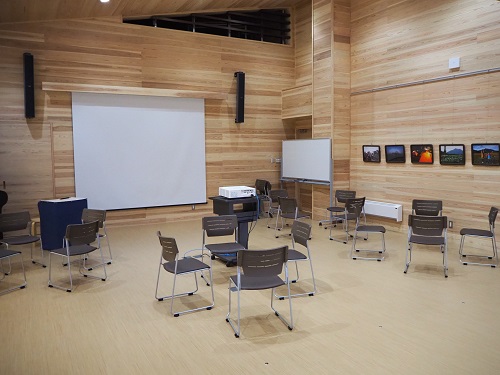 レクチャー室兼休憩コーナー