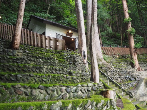 観客席上段に鎮座する「鎮守神」