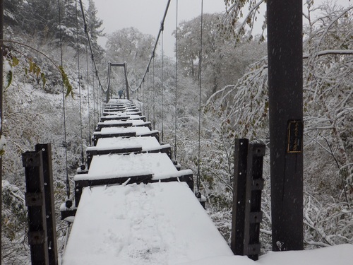 手すりが撤去された裏燧大橋