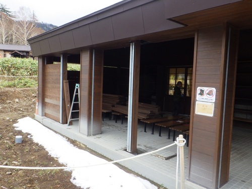 閉所作業中の新ビジターセンター正面