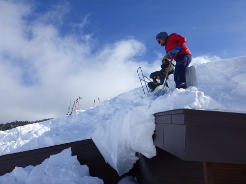 屋根の上での雪下ろし１