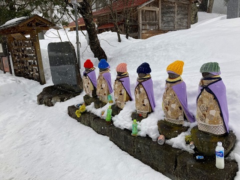 通りに面して建つ六地蔵、時折拝んでから通り過ぎる村人の姿も目にします