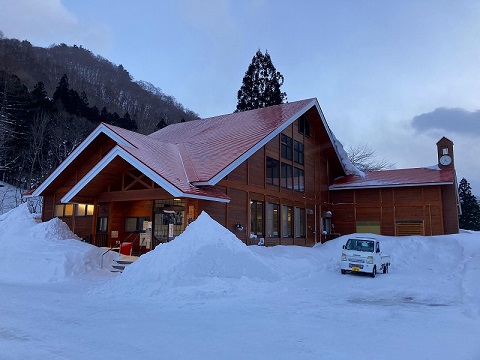 通りに面して建つ六地蔵、時折拝んでから通り過ぎる村人の姿も目にします