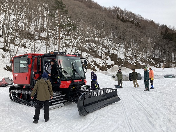 ミニ尾瀬公園駐車場にて、出発前の準備中