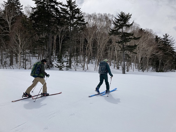 雪の大江湿原を行く