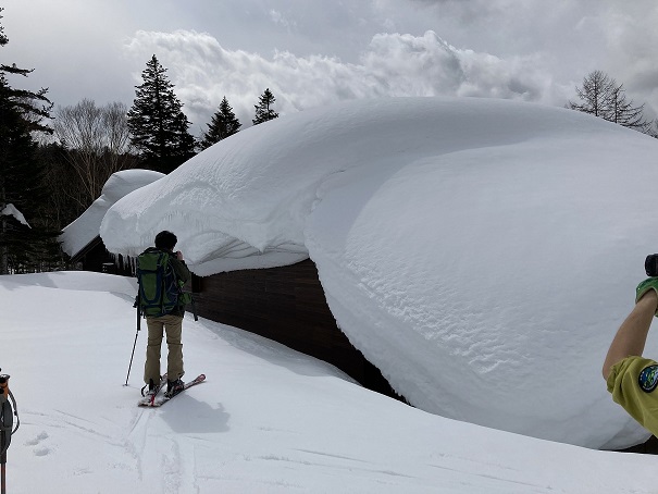 新ビジターセンターの屋根に積もった雪の状態