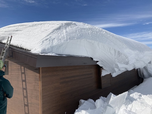 積雪の一部をワーヤーソーで切断したあとの状態